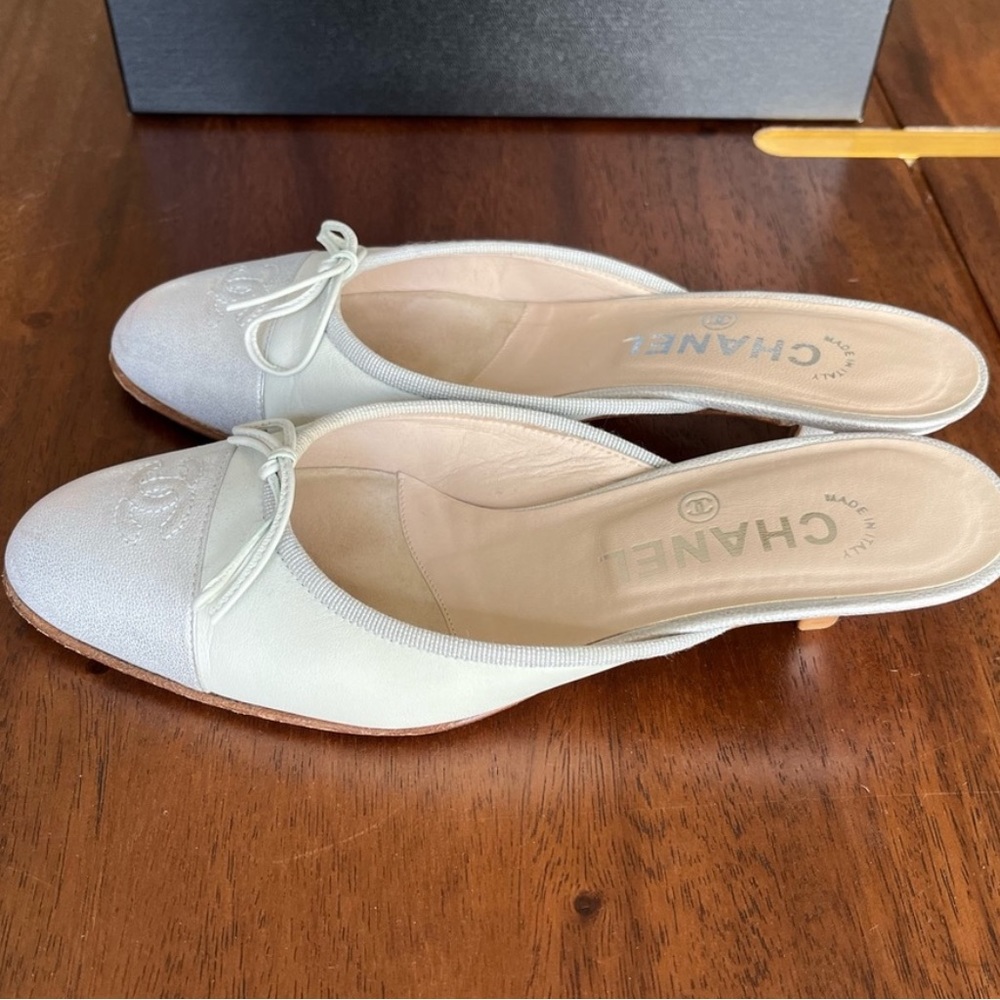 Pale blue lambskin Chanel ballet mule heel silver toe cap - Picture 6 of 12